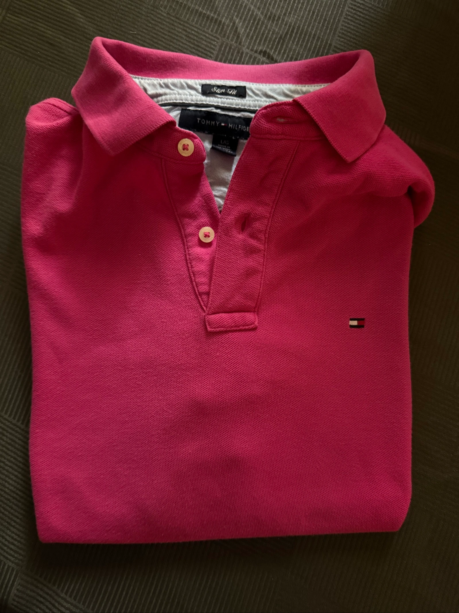 Tommy Hilfiger, polo para hombre talla L, excelente estado #tommy #tommyhilfiger Hola, estaba tomando las medidas :))) Hombros 49 Axilas 56 cm Longitud 69 cm Mangas 21 cm – photo 6